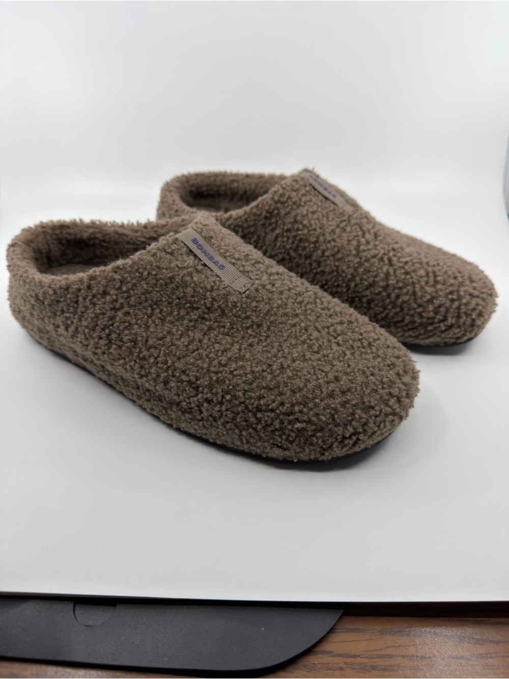 Bombas Sunday Men’s Slippers cozy sherpa material inside and out. SZ 11